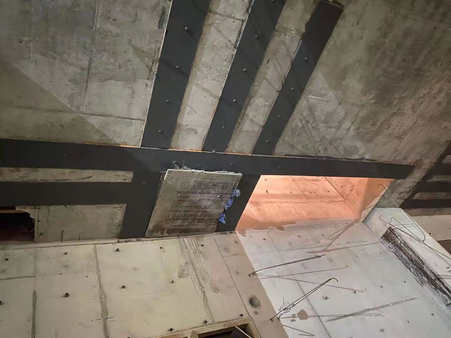 龙城楼板开洞用粘钢加固还是碳纤维布加固